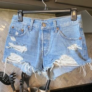 Women’s Levi’s 501 Original Jean Shorts (Light-wash)